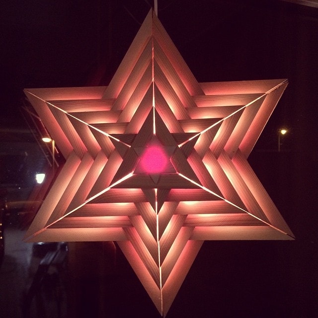 Nytt fönster, samma stjärna ⭐️som Anders pappa gjort. Första julen på #fiskalsgatan kommer att bli amaze! #advent