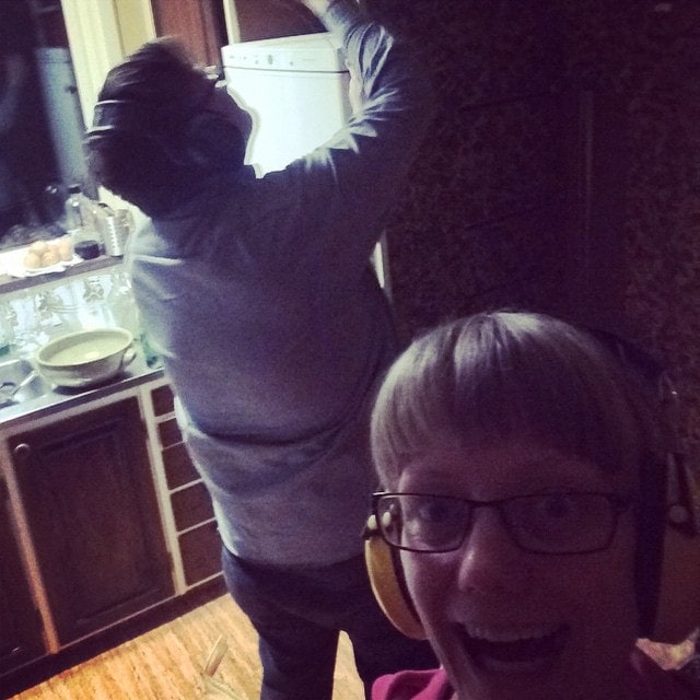 Anders går loss på gamla städskåpet inne i köket. Imorgon får vi fiber! #renovera #fiskalsgatan #hus @swehallonsoda