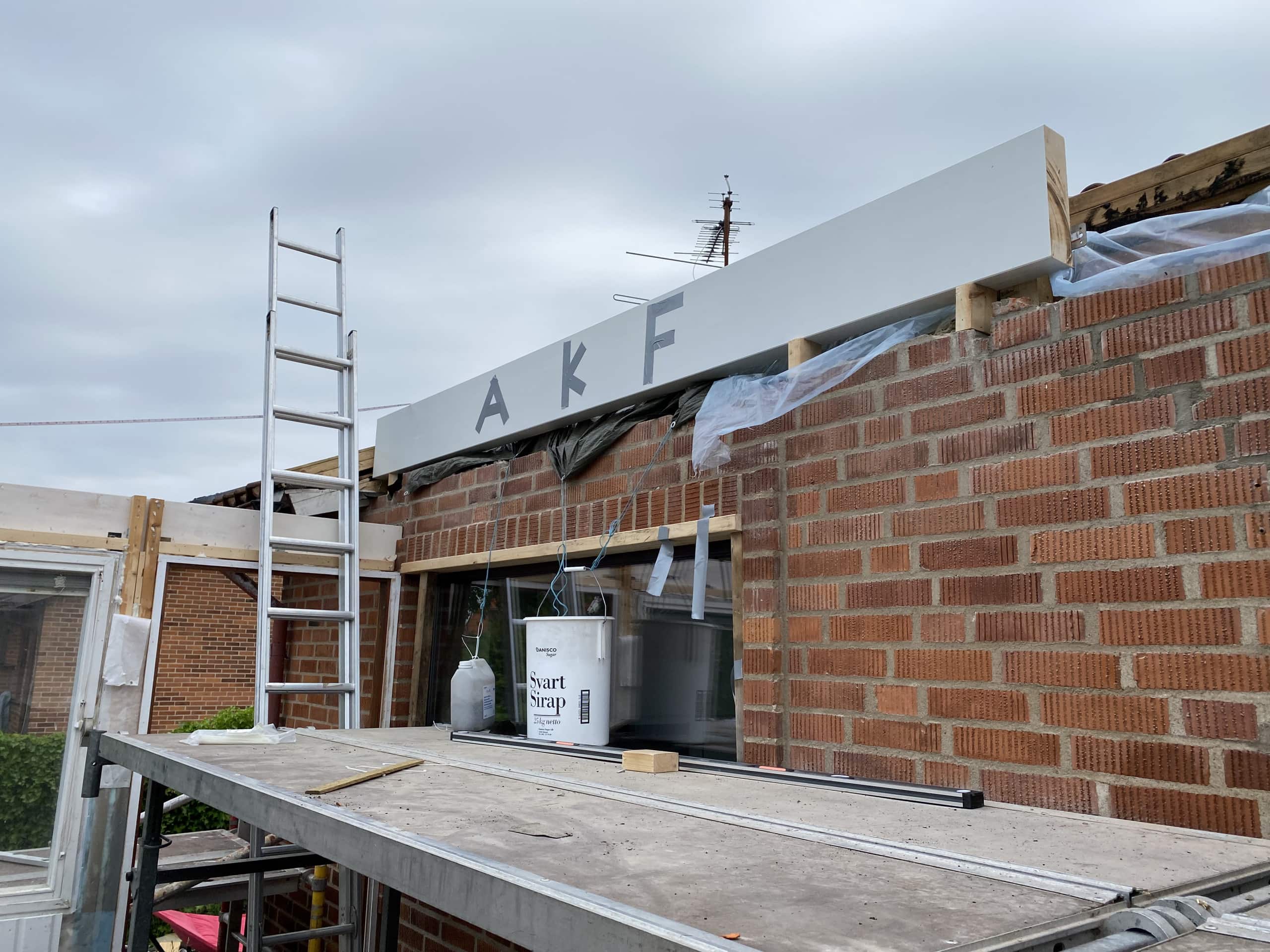 Reklamskylt under konstruktion på ett byggprojekt.