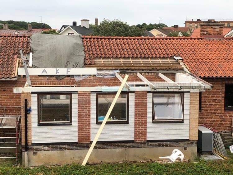 Byggställning framför dörr, pågående renovering av huset.
