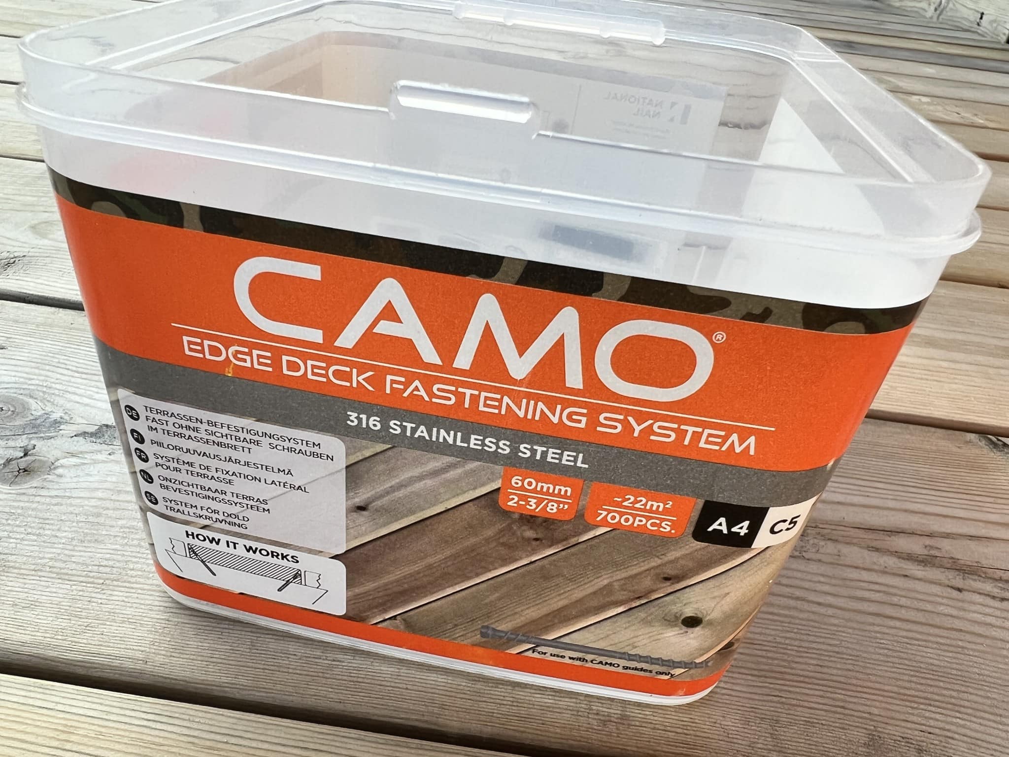 En plastbehållare med Camo Edge Deck Fastening System, innehållande 100 stycken 50 mm rostfria skruvar för att fästa trädeck.