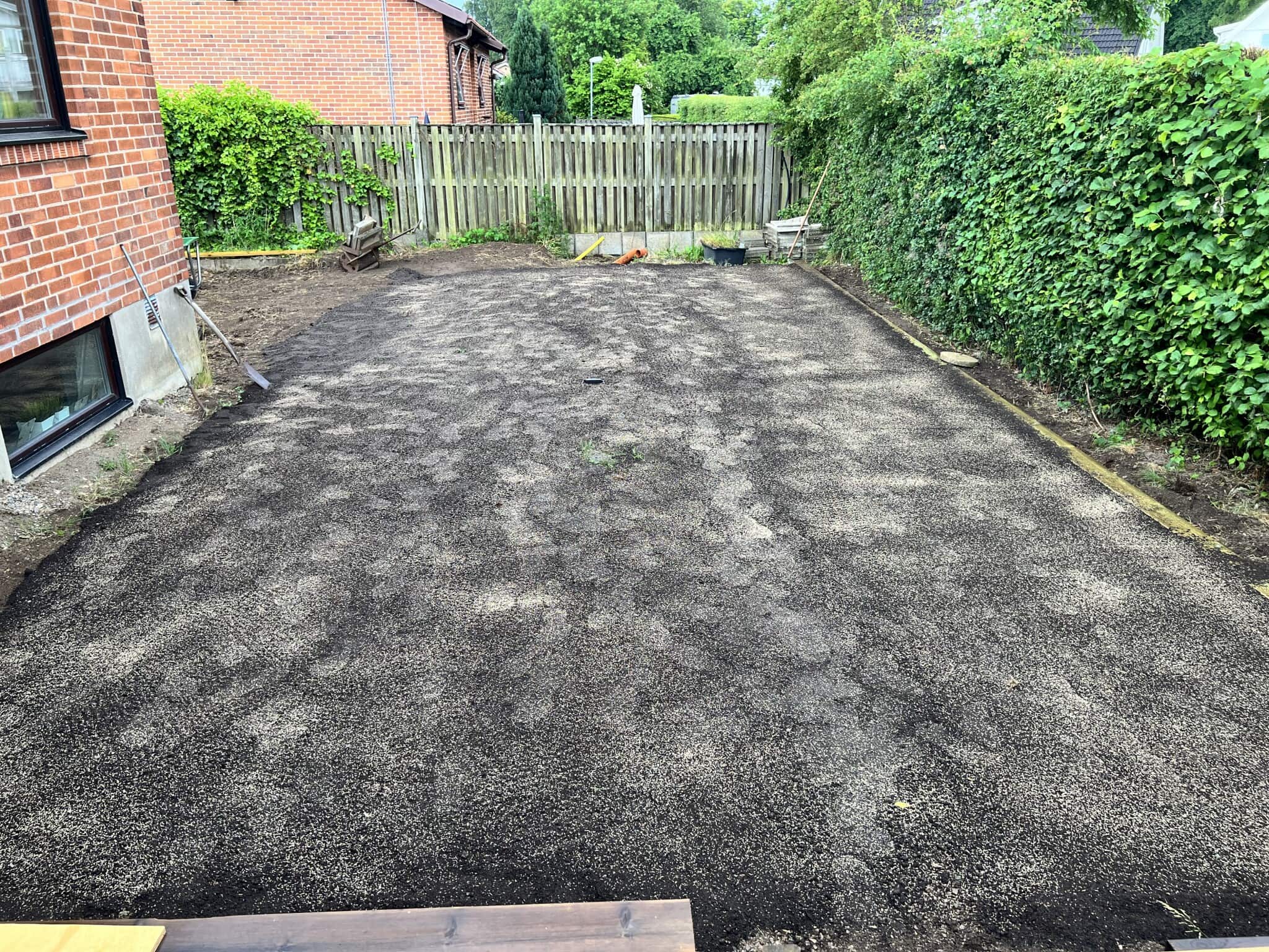 Det känns som att det matchade väl med vädret att så gräset idag