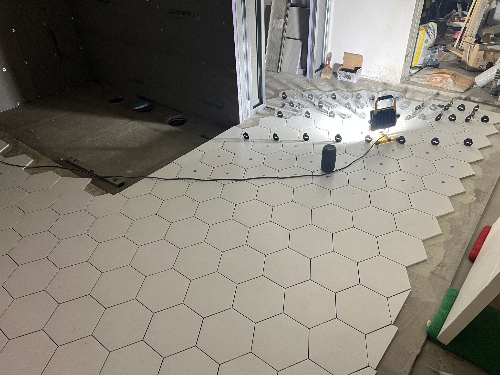 Golvet tar sig i badrummet