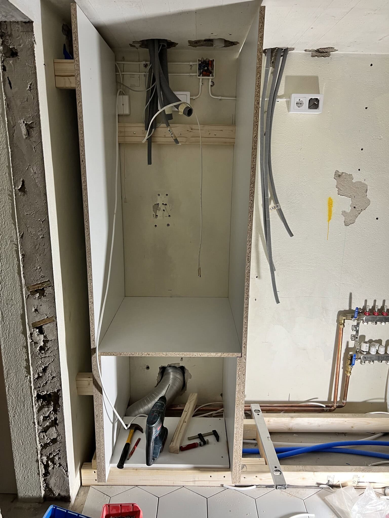 Första skåpet installerat i renoveringsprojektet.