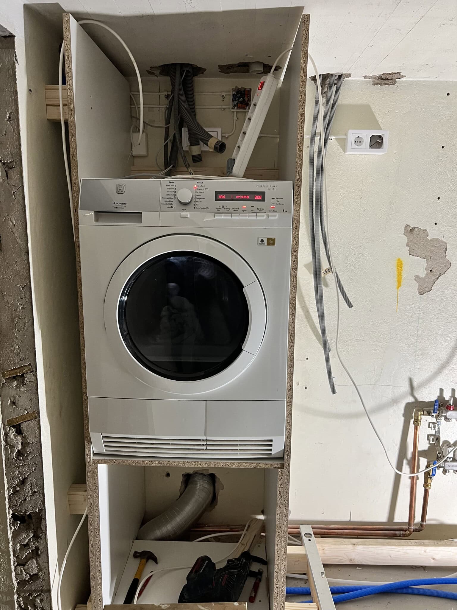 Torktumlare och tvättmaskin i skåp, test av höjd.