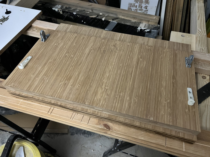 Bygger lådfronter till badrummet