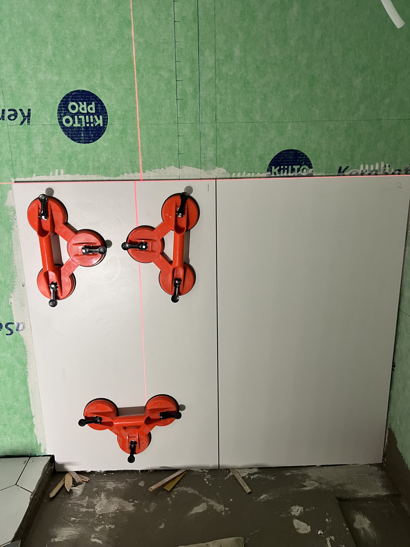 Kaklingsverktyg håller plattor i rak linje för installation.