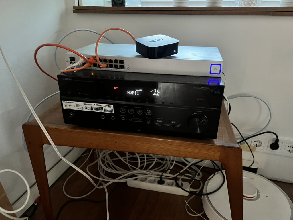 Medieskåp med elektronik och sladdar i vardagsrummet.